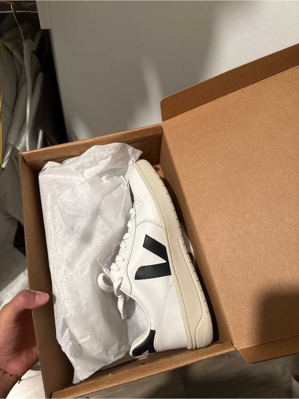 White Leather Women’s Sneaker with Black Accentsu